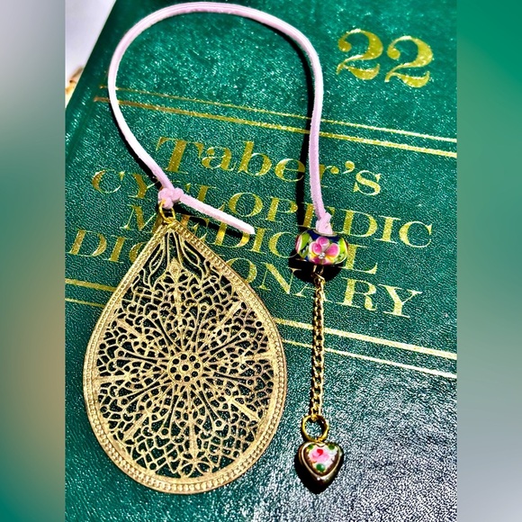One of the kind Gold tone Filigree bookmark Pink Cord and a delicate heart charm - Picture 1 of 5